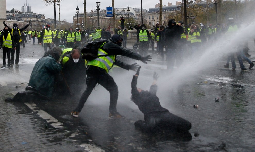 La Policía dispara a los manifestantes con una tanqueta de agua a presión. Stephane Mahe/REUTERS