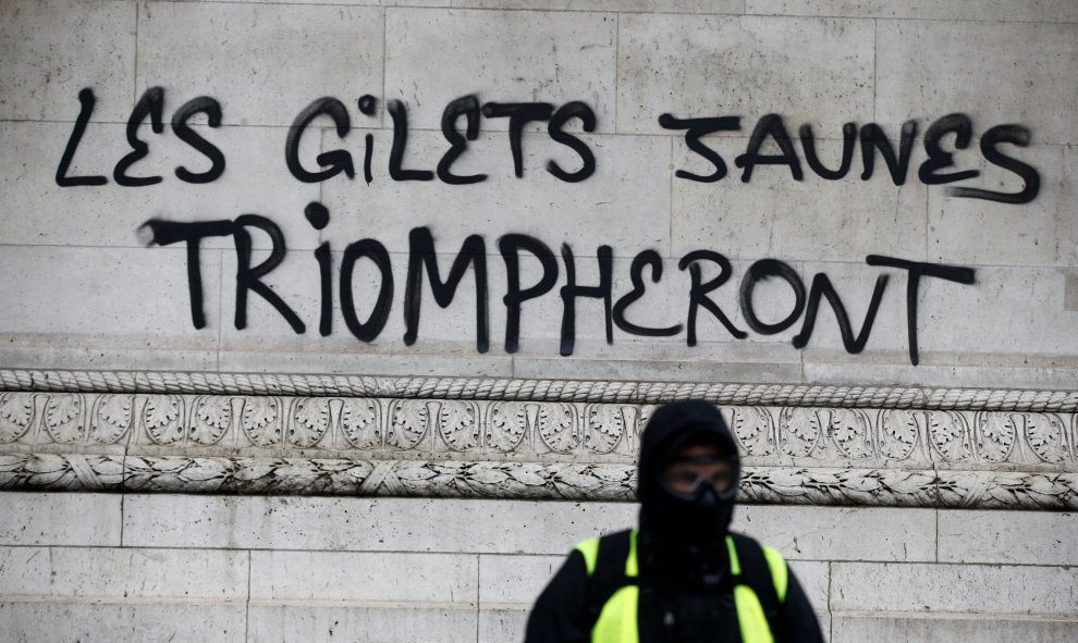 "Los chalecos amarillos triunfarán", pintada en el Arco del Triunfo.- Stephane Mahe/REUTERS