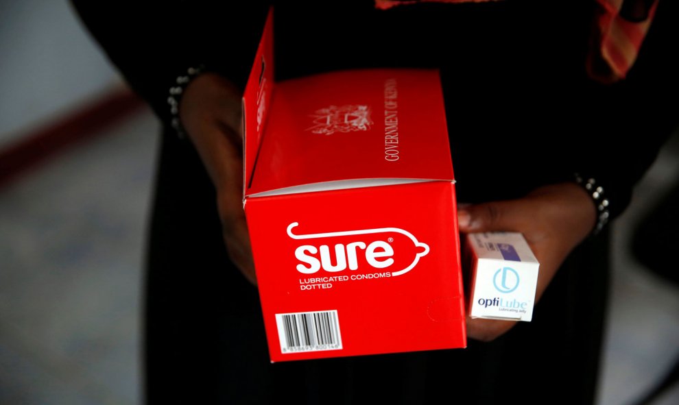Una mujer diagnosticada con Sida lleva una caja de condones después de reunirse con un consejero de adherencia al VIH en el centro de tratamiento de la OIM en Eastleigh.- REUTERS