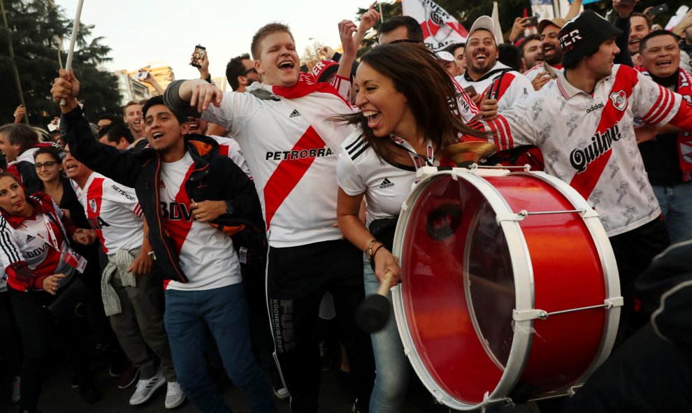 Aficionados del River Plate cantan y bailan a las afueras del estadio Santiago Bernabéu.-REUTERS/Susana Vera