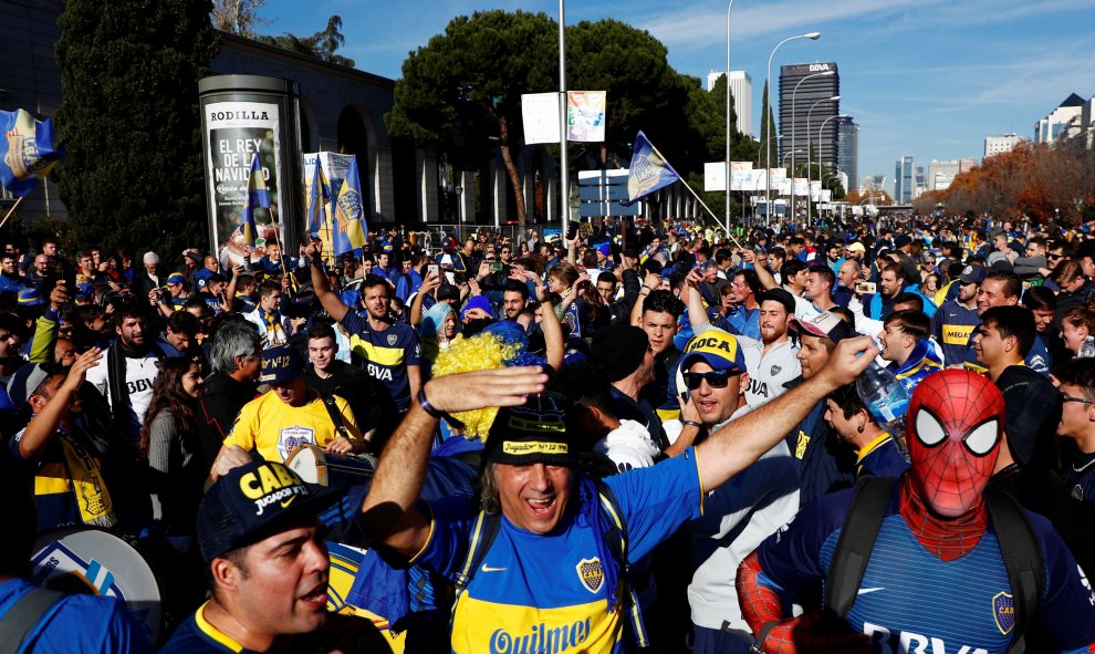 Aficionados de Boca a la entrada del estadio Santiago Bernabéu.- REUTERS/Juan Medina