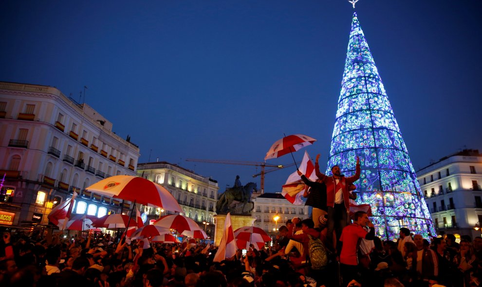 Aficionados de River cantan y celebran la previa de la final de la Copa Libertadores en la puerta del Sol. REUTERS/Susana Vera