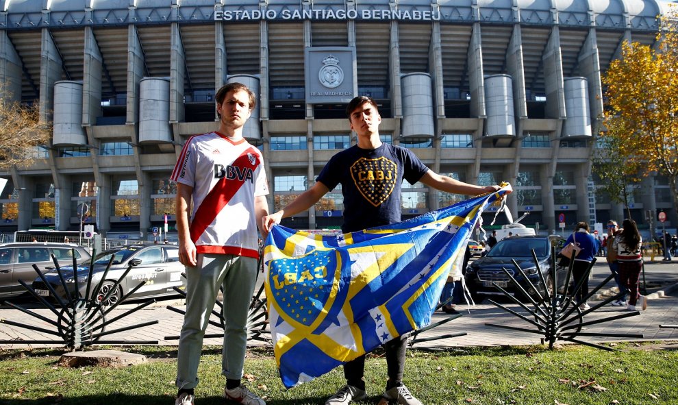 Germán López, aficionado de River y su hermano Gonzalo López, aficionado del Boca, posan junto al Santiago Bernabéu.- REUTERS/Susana Vera