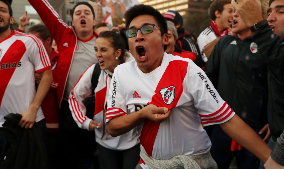 Un aficionado de River agarra el escudo mientras grita de euforia.- REUTERS/Susana Vera