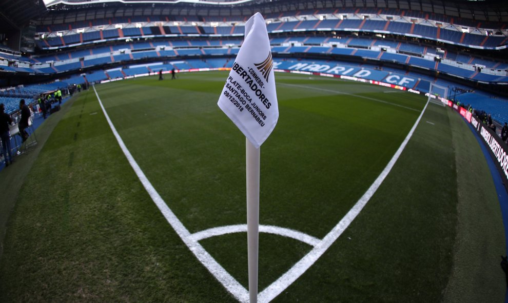 Desde el córner, una vista general del Santiago Bernabéu antes de la final de la Copa Libertadores.- REUTERS/Sergio Pérez