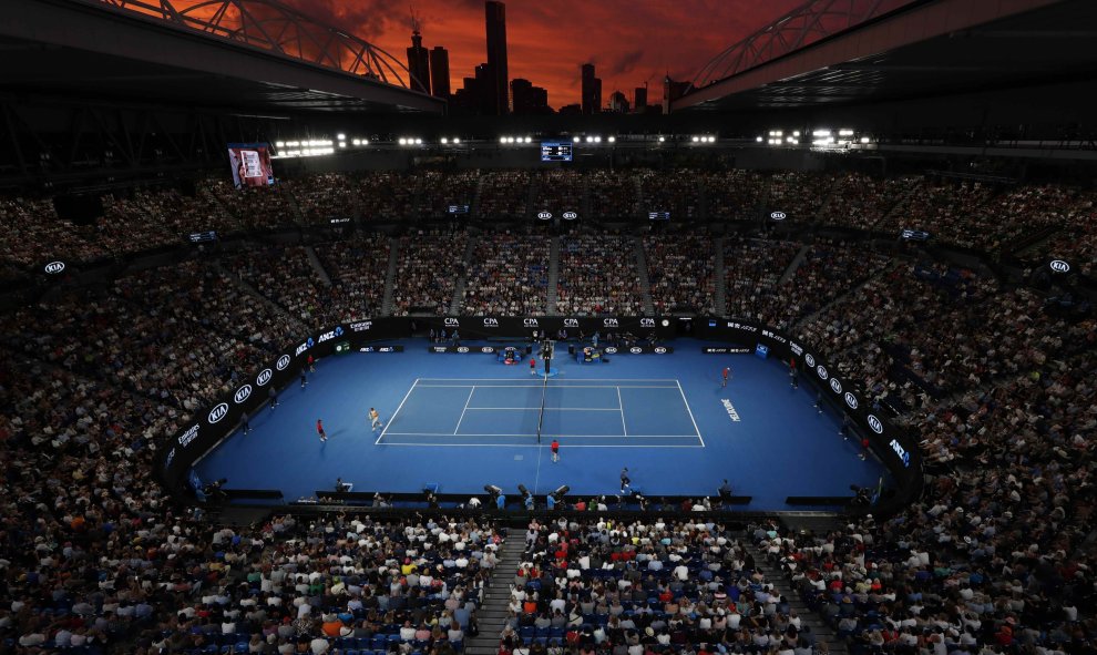 Vista general de la pista y del horizonte de Melbourne al atardecer durante el partido entre Rafael Nadal y Alex de Minaur, en el Open de Australia.- REUTERS / Aly Song