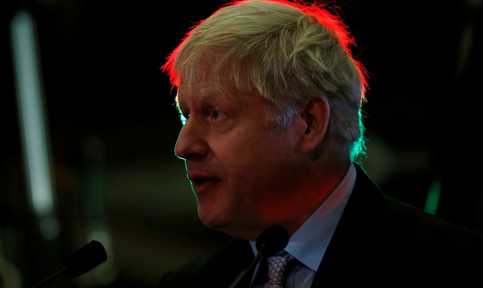 El ex secretario de relaciones exteriores británico Boris Johnson pronuncia un discurso en la sede de JCB en Rocester, Staffordshire, Gran Bretaña, en una semana crucial para la salida de Reino Unido de Unión Europea.- REUTERS / Andrew Yates