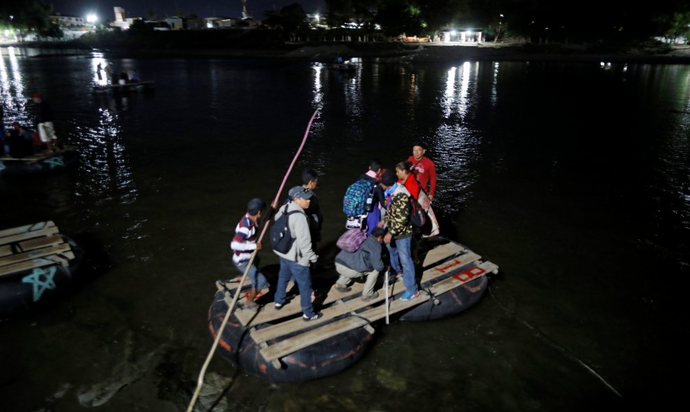 Migrantes de la caravana de hondureños que han partido en ruta a los Estados Unidos cruzan el río Suchiate a México desde Tecun Uman, Guatemala.- REUTERS / Jose Cabezas