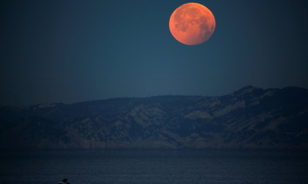 La luna en pleno eclipse en Marsella, Francia. REUTERS/Jean-Paul Pelissier