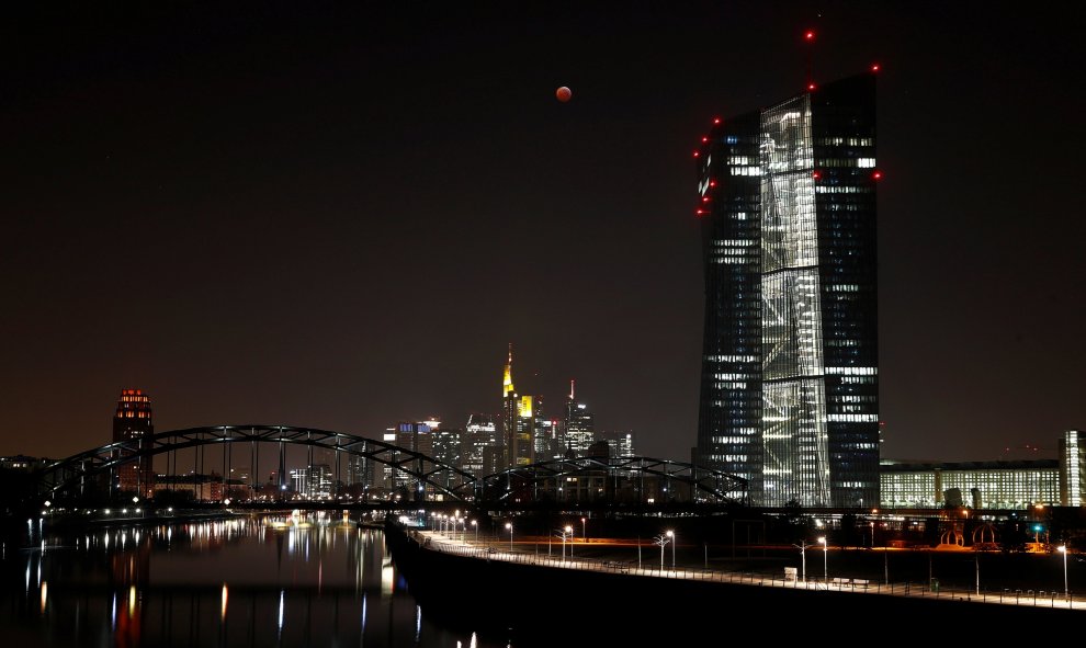 El eclipse lunar coronando el skyline de los rascacielos en los alrededores del Banco Central Europeo, en Frankfurt, Alemania. REUTERS/Kai Pfaffenbach
