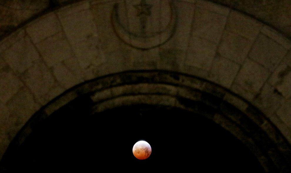 La luna roja vista por debajo de un monumento en Marsella, Francia. REUTERS/Jean-Paul Pelissier