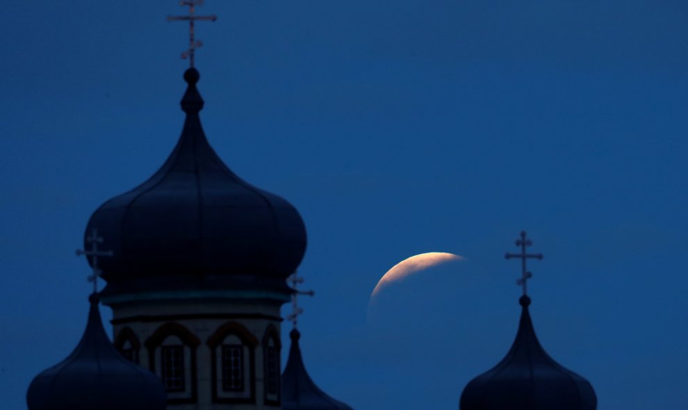La super luna roja durante el eclipse vista en la ciudad de Turets, Bielorrusia. REUTERS/Vasily Fedosenko