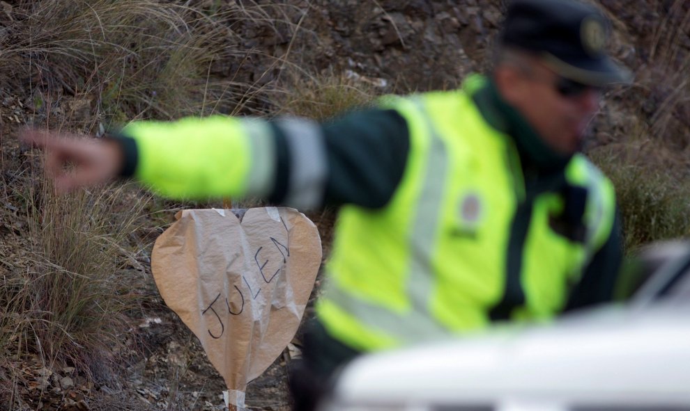 Un Guardia Civil hace indicaciones delante de un cartel con el nombre de Julen, mientras continuaban los trabajos de rescate. EFE/Daniel Pérez