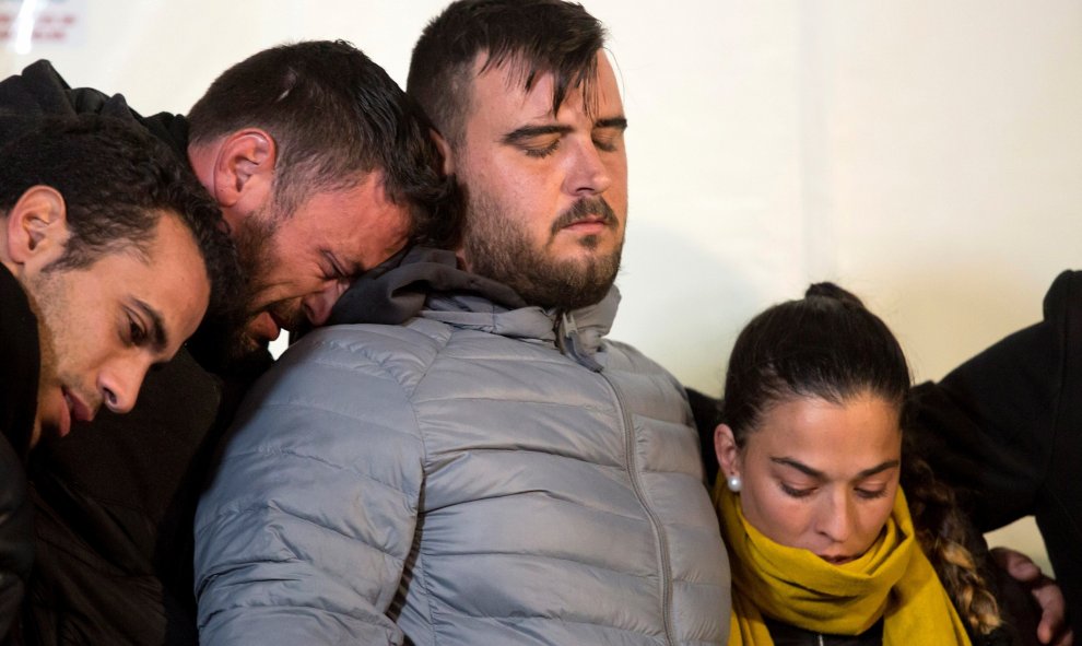 José Roselló y Vicky García, padres de Julen, durante la vigilia organizada en la noche del jueves 24 de enero. EFE/Daniel Pérez