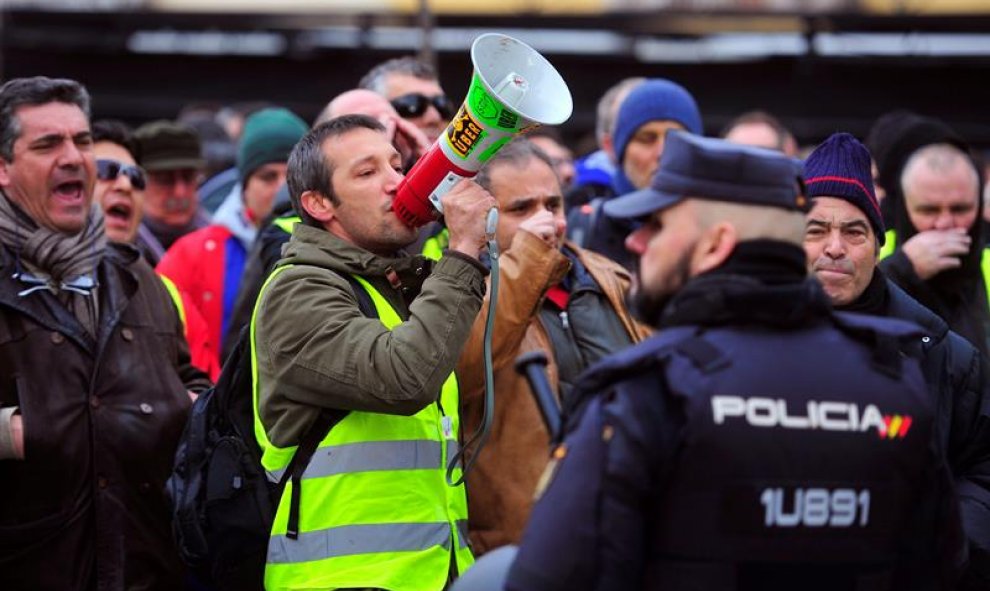 Decenas de taxistas se concentran este martes frente a la sede de UGT en Madrid./EFE