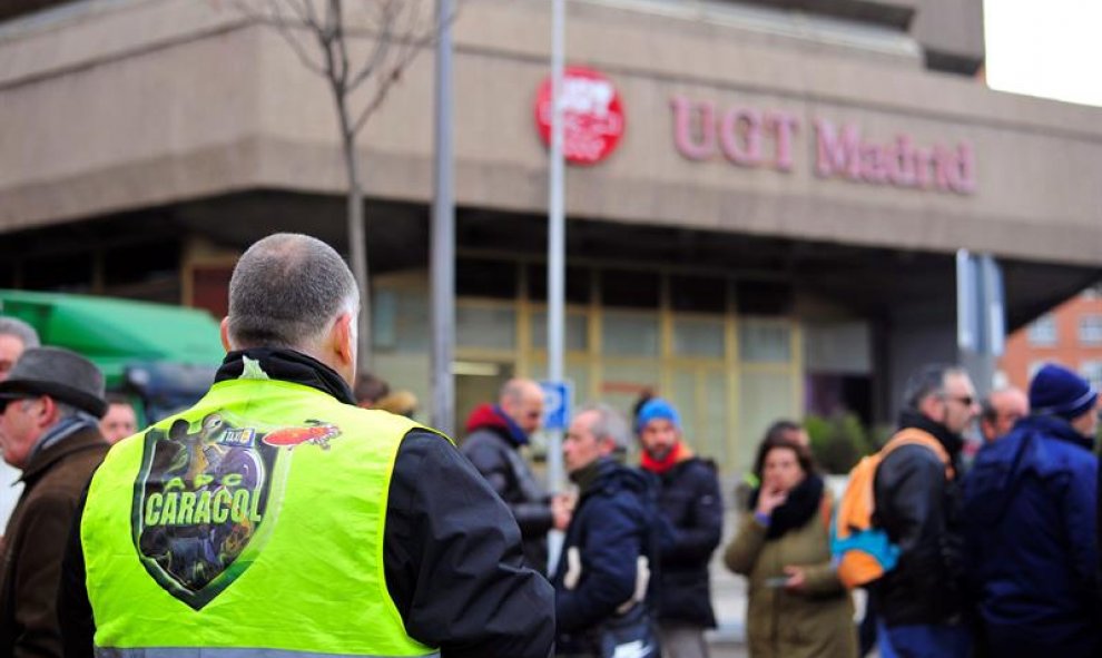 Los taxistas frente a la sede de UGT en Madrid./EFE