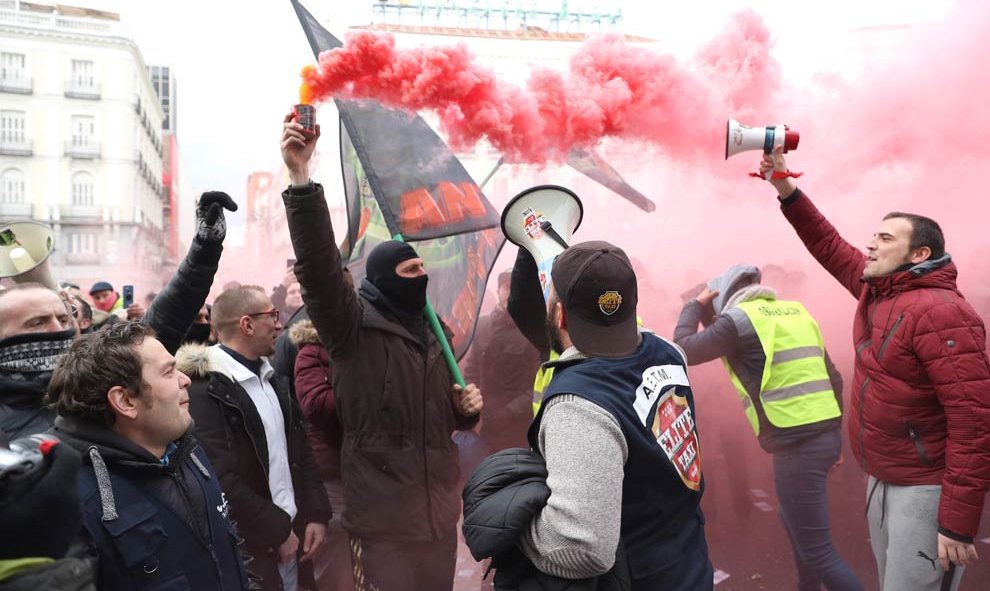 Los taxistas en SU segundo día consecutivo en la madrileña Puerta del Sol. (KIKO HUESCA | EFE)