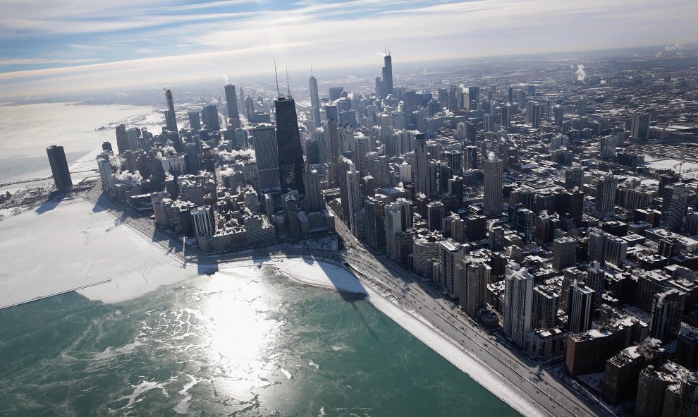 El hielo se acumula a lo largo de la orilla del Lago Michigan ante las temperaturas de -30 grados el 31 de enero de 2019 en Chicago | AFP/ Scott Olson