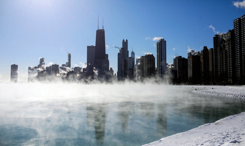 El vapor se cierne sobre el lago Michigan cuando las temperaturas bajaron a -30 grados el 30 de enero de 2019 en Chicago, Illinois | AFP/Joshua Lott