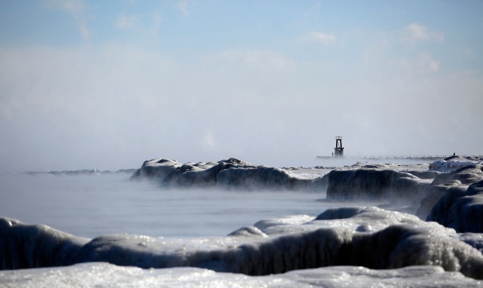 El hielo cubre la costa del lago Michigan ante la bajada de temperaturas a mínimas de -30 grados | AFP/Joshua Lott