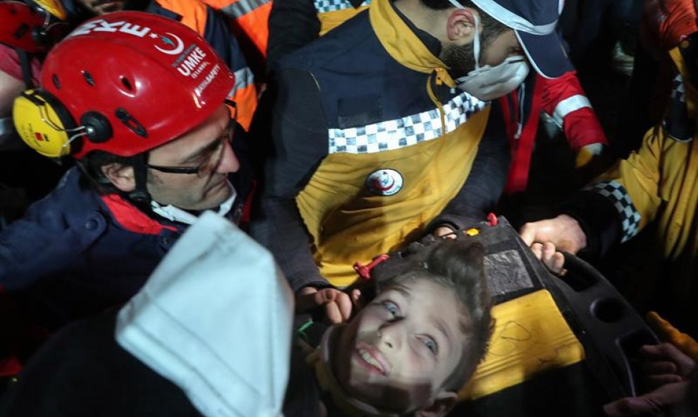 Rescatistas participan en el auxilio de heridos en el lugar del colapso en el distrito de Kartal en Estambul. EFE (TOLGA BOZOGLU)