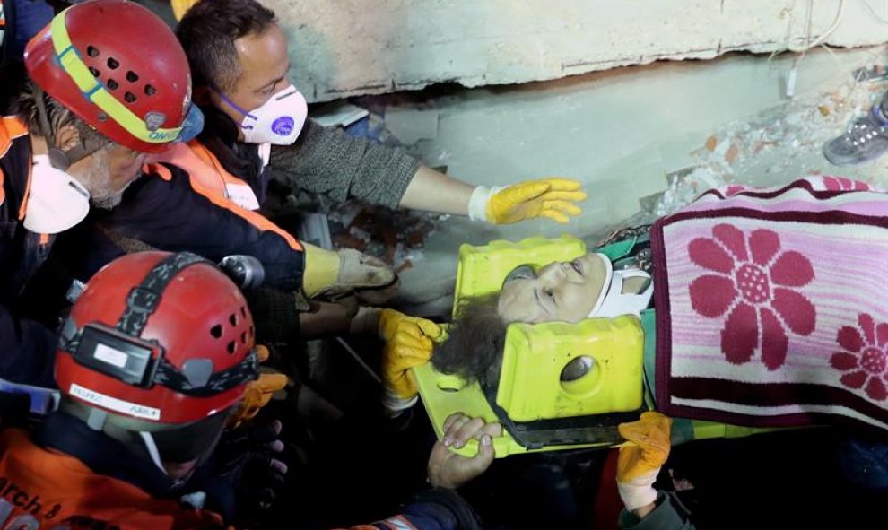 Los rescatistas llevan a una mujer herida en una camilla desde el lugar del colapso de un edificio en el distrito de Kartal en Estambul. / EFE (TOLGA BOZOGLU)