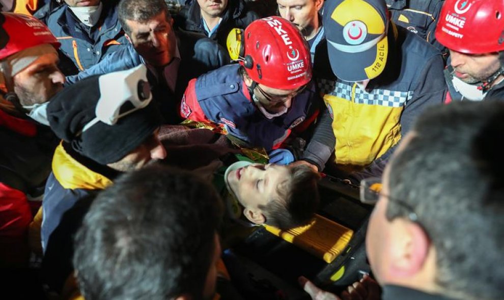 Rescatistas participan en el auxilio de heridos en el lugar del colapso de un edificio en el distrito de Kartal en Estambul. / EFE (TOLGA BOZOGLU)