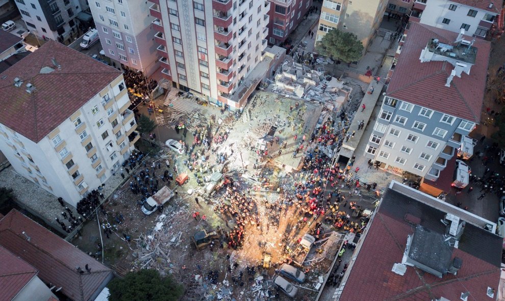 Varios efectivos de los equipos de rescate trabajan entre los escombros de un edificio derrumbado este miércoles en Estambul (Turquía). / EFE (Tolga Bozoglu)