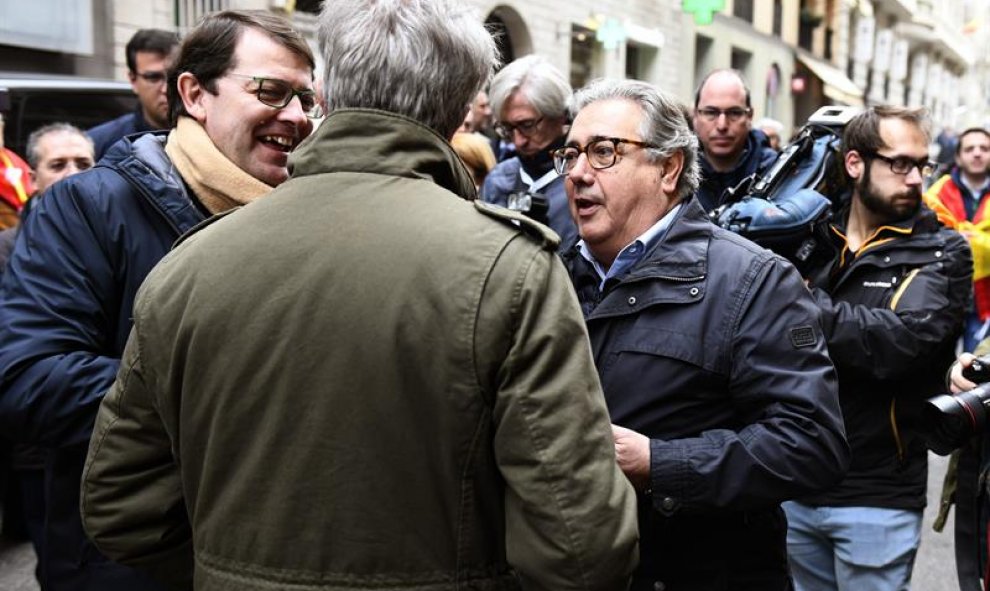El presidente del PP en Castilla y León, el exministro del Interior y el presidente de la Comunidad de Madrid asisten a la concentración. Víctor Lerena (EFE)
