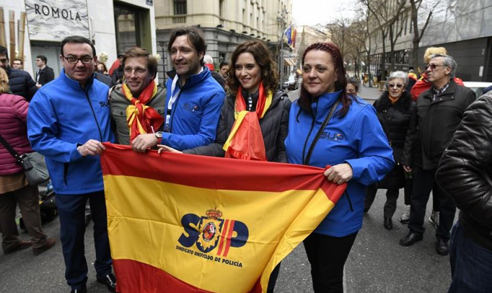La secretaría general del Sindicato Unificado de Policía (SUP), Mónica Gracia, junto al candidato del PP al Ayuntamiento de Madrid, José Luis Martínez Almeida, en la manifestación. Víctor Lerena (EFE)