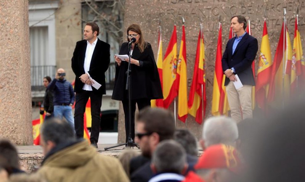 Los periodistas Carlos Cuesta, María Claver y Albert Castillón han leído un manifiesto durante la concentración. Fernando Alvarado (EFE)