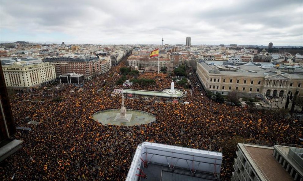 Vista general de la concentración convocada por PP, Ciudadanos y VOX. Luca Piergiovanni (EFE)