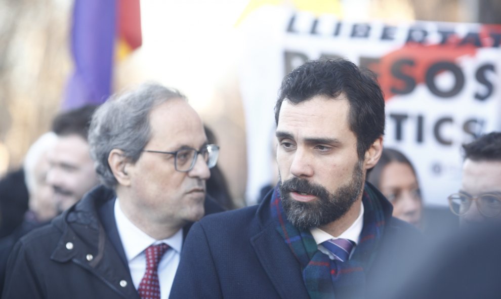 El presidente de la Generalitat, Quim Torra, y el presidente del Parlament, Roger Torrent, acuden al Tribunal Supremo con una pancarta antes del inicio del juicio del procés contra los políticos independentistas catalanes