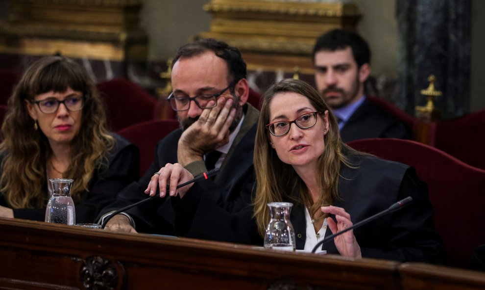 Marina Roig (dcha), abogada del presidente de Òmnium Cultural, Jordi Cuixart, y Olga Anderiu, abogada de expresidenta del Parlament Carme Forcadell