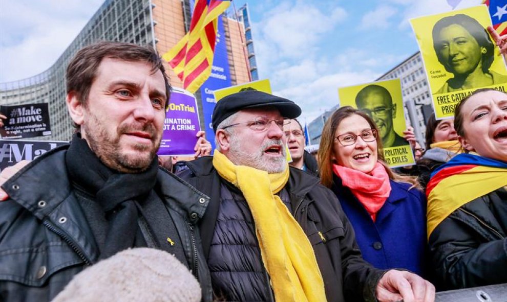 Los exconsellers catalanes y dirigentes independentistas Antoni Comin, Lluis Puig y Meritxell Serret participan en una manifestación convocada este martes en el barrio europeo de Bruselas (Bélgica)./EFE