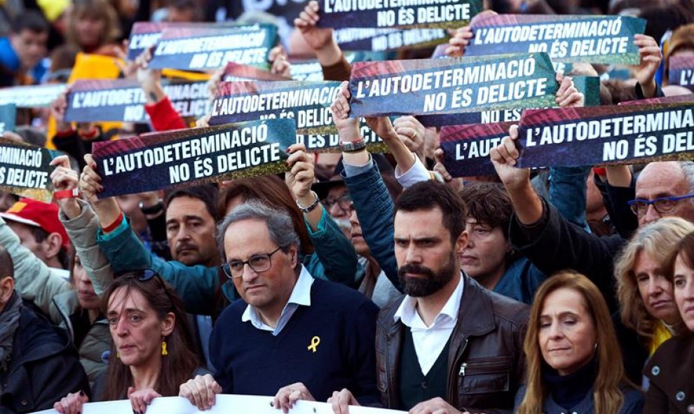 El presidente de la Generalitat Quim Torra, junto al presidente del Parlament Roger Torrent, y la hermana de Carles Puigdemont, Montserrat Puigdemont, en la cabecera de la manifestación. EFE/Alejandro García