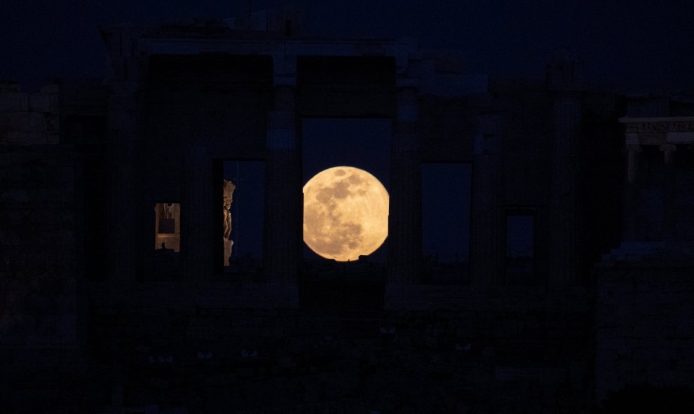 La luna de nieve se levanta en la colina Areios Pagos en el Acrópolis en Atenas, Grecia, el 19 de febrero de 2019 | REUTERS/Alkis Konstantinidis