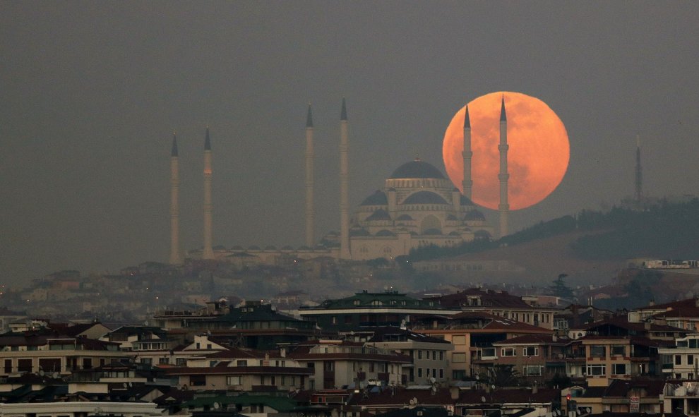 La superluna de nieve, la más brillante de los próximos siete años, tras la mezquita de Camlica, este martes en Estambul (Turquía) | EFE/Erdem Sahin
