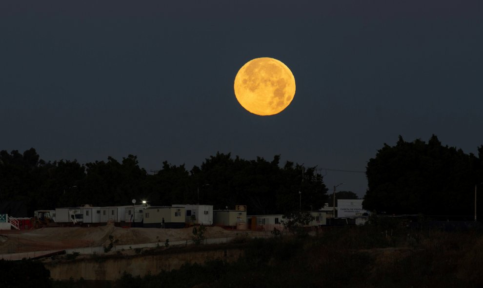 La superluna de nieve tiene hoy su momento más brillante de los próximos siete años, México. EFE/Francisco Guasco