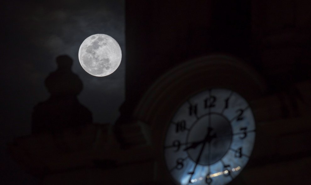 Vista general de la superluna, este martes desde la ciudad de Saltillo, en el estado de Coahuila, México | EFE/ Miguel Sierra