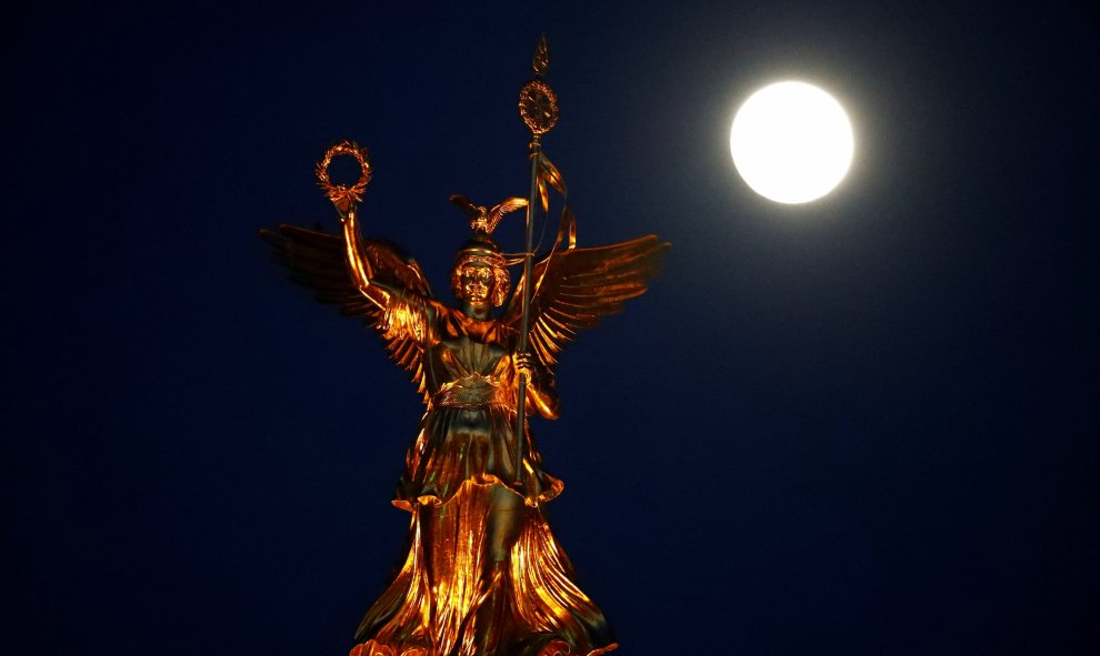 La luna de nieve junto a la Victoria dorada en la parte superior de la columna de la victoria en Berlín, Alemania | REUTERS/ Fabrizio Bensch
