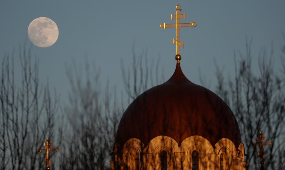 La luna de nieve se levanta sobre una iglesia ortodoxa en Minsk, Bielorrusia | REUTERS/ Vasily Fedosenko