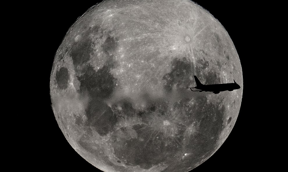 Un avión en un vuelo regular desde Buenos Aires a la ciudad argentina de Bahía Blanca, pasa frente a la superluna | AFP/ Alejandro Pagni