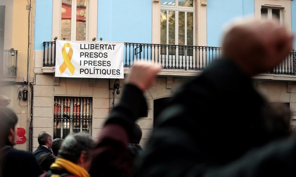 Cartel de "llibertat presos i preses politiques" en Barcelona. EFE/MARTA PÉREZ