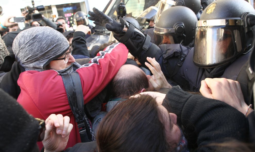 Cargas policiales de los agentes antidisturibios de la Policía Nacional en las inmediaciones de la calle Argumosa de Madrid. Eduardo Parra Europa Press