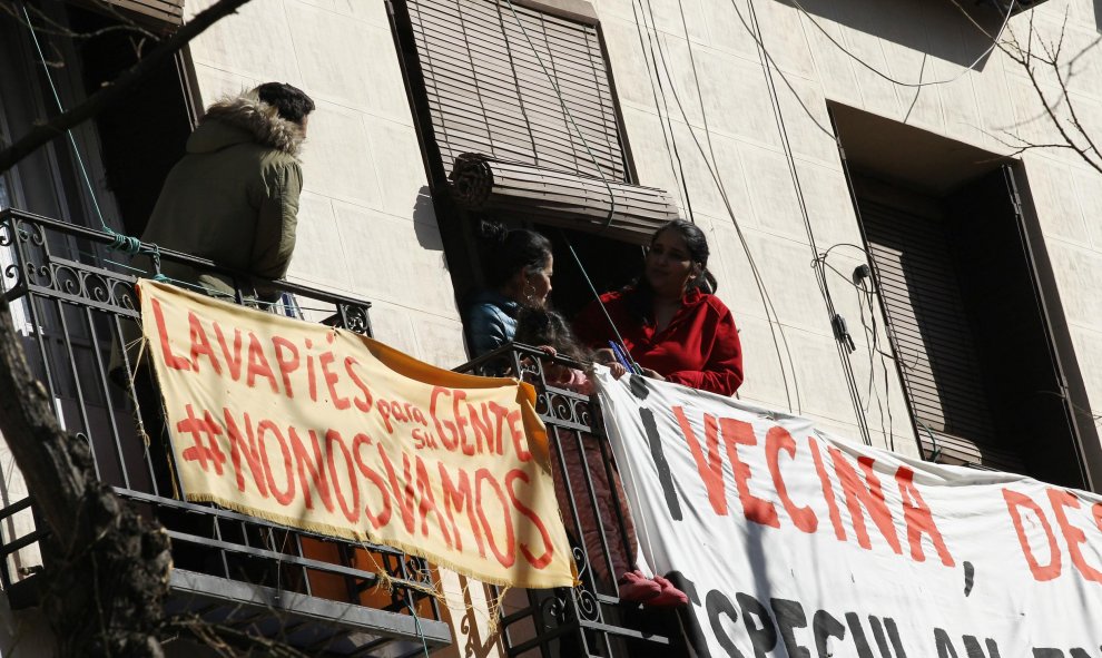 Balcones del barrio de Lavapiés con carteles en contra de los deshaucios en el barrio en el mismo día que activistas de la plataforma 'Stop Desahucios'. Eduardo Parra Europa Press