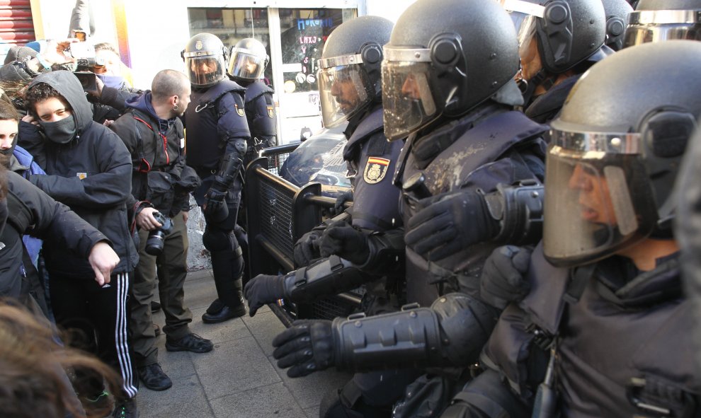Tensión en las inmediaciones de la calle Argumosa de Madrid entre agentes antidisturbios. Eduardo Parra Europa Press