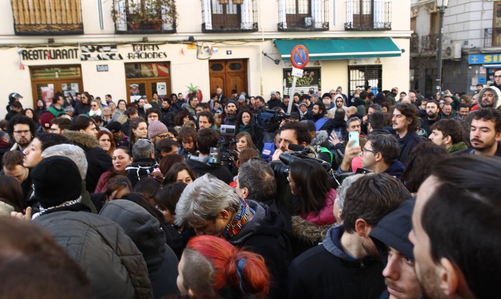 Activistas de la plataforma 'Stop Desahucios' se manifiestan en la calle Argumosa de Madrid. Eduardo Parra Europa Press