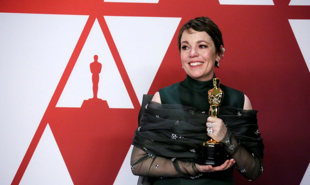 La actriz Olivia Colman posa con la estatuilla a mejor actriz por La favorita durante los Premios Óscar, este domingo, en Hollywood, California | EFE/ Armando Arorizo