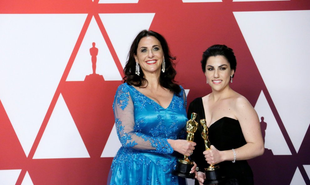 Rayka Zehtabchi y Melissa Berton posan con la estatuilla al mejor corto documental por ‘Period. End of Sentence’ | EFE/ Armando Arorizo